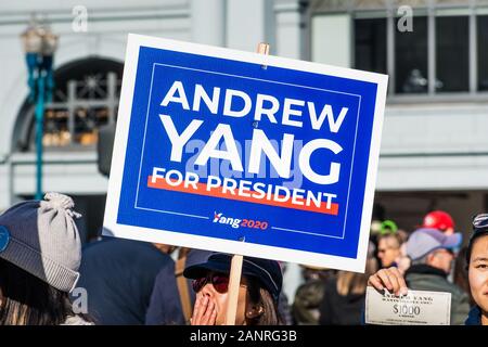 Jan 18, 2020 San Francisco / CA / USA - Signer soulevée par un Andrew Yang partisan participant à la Marche des femmes dans le centre-ville de San Francisco Banque D'Images