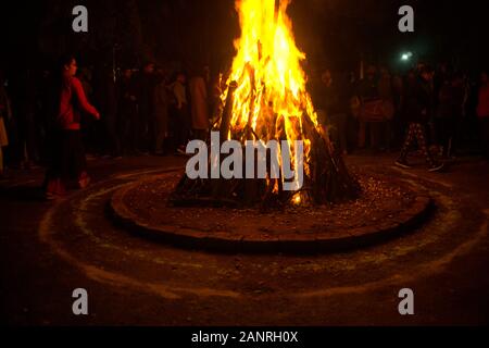 Gurgaon, Inde, vers 2020 - Photo d'un gigantesque feu de joie allumé pour l'heureuse fête de lohri ou Holi ou Holika Dahan. Le feu est entouré de Banque D'Images