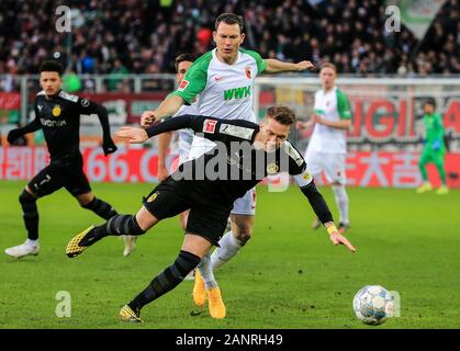 Augsburg, Allemagne. 18 janvier, 2020. Marco Reus (vers le bas) de Dortmund fait concurrence au cours d'un match de Bundesliga allemande entre FC Augsburg et Borussia Dortmund à Augsburg, Allemagne, le 18 janvier 2020. Crédit : Philippe Ruiz/Xinhua/Alamy Live News Banque D'Images