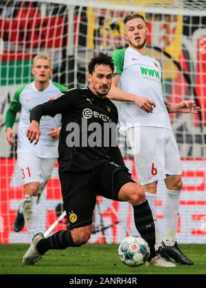 Augsburg, Allemagne. 18 janvier, 2020. Mats Hummels (C) de Dortmund fait concurrence au cours d'un match de Bundesliga allemande entre FC Augsburg et Borussia Dortmund à Augsburg, Allemagne, le 18 janvier 2020. Crédit : Philippe Ruiz/Xinhua/Alamy Live News Banque D'Images