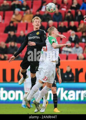 Augsburg, Allemagne. 18 janvier, 2020. Julian Brandt (L) de Dortmund fait concurrence au cours d'un match de Bundesliga allemande entre FC Augsburg et Borussia Dortmund à Augsburg, Allemagne, le 18 janvier 2020. Crédit : Philippe Ruiz/Xinhua/Alamy Live News Banque D'Images