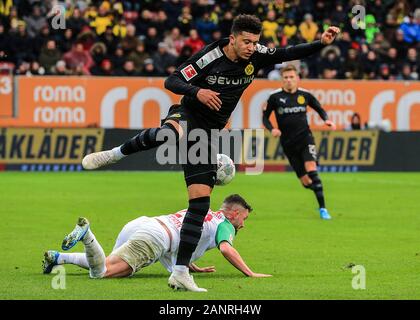 Augsburg, Allemagne. 18 janvier, 2020. Jadon, Sancho (avant) de Dortmund fait concurrence au cours d'un match de Bundesliga allemande entre FC Augsburg et Borussia Dortmund à Augsburg, Allemagne, le 18 janvier 2020. Crédit : Philippe Ruiz/Xinhua/Alamy Live News Banque D'Images