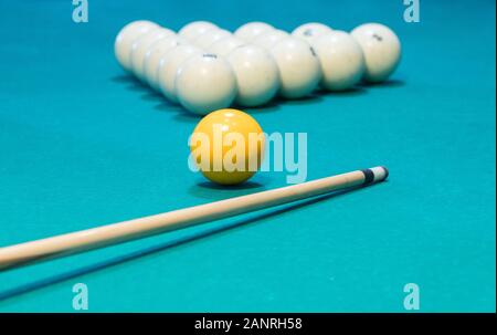 Green table de billard avec des boules blanches et cue Banque D'Images