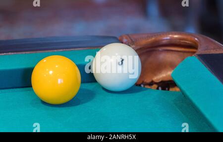 Green table de billard avec des boules blanches. Balle au trou. Libre Banque D'Images