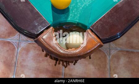 Green table de billard avec des boules blanches. Balle au trou. Libre. Vue d'en haut Banque D'Images