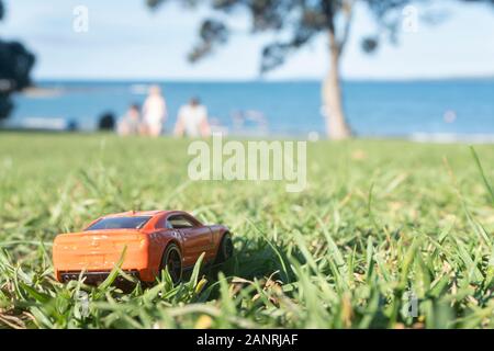 Une petite voiture et pique-nique en famille à la plage - miniature de l'image perspective forcée Banque D'Images