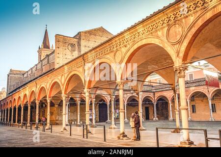 Repère local de Bologne de l'Émilie-Romagne (Italie - Santa Maria dei Servi ou Santa Lucia l'église et de l'arche ou Portico Banque D'Images