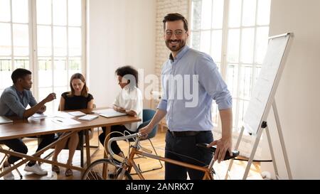 Happy confident businessman holding location, standing in modern office Banque D'Images