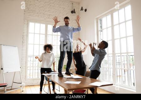 Leader excité danse avec composite dans la salle Banque D'Images