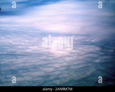 New York, USA. 18 janvier, 2020. Photo prise le 18 janvier 2020 à partir d'un plan d'Alaska Airlines montre le paysage au milieu des nuages. Credit : Wu Xiaoling/Xinhua/Alamy Live News Banque D'Images