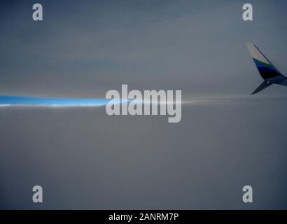 New York, USA. 18 janvier, 2020. Photo prise le 18 janvier 2020 à partir d'un plan d'Alaska Airlines montre le paysage au milieu des nuages. Credit : Wu Xiaoling/Xinhua/Alamy Live News Banque D'Images
