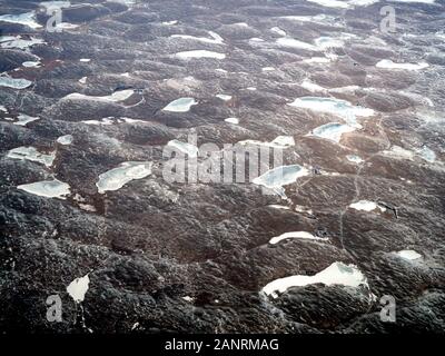 New York, USA. 18 janvier, 2020. Photo prise le 18 janvier 2020 à partir d'un plan d'Alaska Airlines présente le décor d'un lac gelé. Credit : Wu Xiaoling/Xinhua/Alamy Live News Banque D'Images