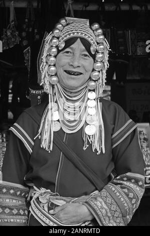 Whiteportrait et noire de Karen long cou femme. Les tribus des collines. Chiang Rai, Thaïlande. Banque D'Images