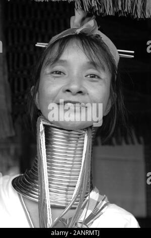 Whiteportrait et noire de Karen long cou femme. Les tribus des collines. Chiang Rai, Thaïlande. Banque D'Images