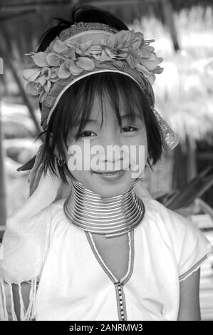 Whiteportrait et noire de Karen long cou femme. Les tribus des collines. Chiang Rai, Thaïlande. Banque D'Images