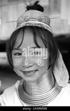 Whiteportrait et noire de Karen long cou femme. Les tribus des collines. Chiang Rai, Thaïlande. Banque D'Images