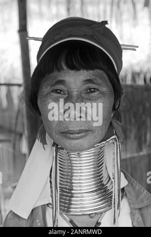 Whiteportrait et noire de Karen long cou femme. Les tribus des collines. Chiang Rai, Thaïlande. Banque D'Images