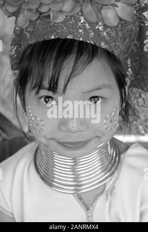 Whiteportrait et noire de Karen long cou femme. Les tribus des collines. Chiang Rai, Thaïlande. Banque D'Images