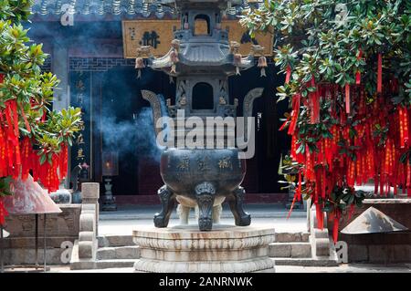 Zhujiajiao, Chine. Venise de Shanghai, ville ancienne, la prière et l'encens des rubans à Ville Dieu du temple. Banque D'Images