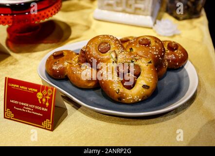 Anaheim, États-Unis. 17 Jan, 2020. Chinois Mickey pains à hot-dog sont affichées au cours de la célébration du Nouvel An lunaire chinois à Disney's California Adventure à Anaheim, États-Unis, le 17 janvier 2020. Le Disney's Mickey et Minnie Mouse, a lancé la saison du Nouvel An chinois Le vendredi à Disney's California Adventure Park, à la fabuleuse dans leurs nouveaux costumes de style chinois traditionnel conçu par les plus grands créateurs de mode internationaux Guo Pei. Crédit : Li Ying/Xinhua/Alamy Live News Banque D'Images