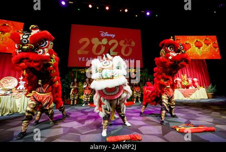 Anaheim, États-Unis. 17 Jan, 2020. Effectuer la danse du lion lors d'acteurs les célébrations du Nouvel An lunaire chinois à Disney's California Adventure à Anaheim, États-Unis, le 17 janvier 2020. Le Disney's Mickey et Minnie Mouse, a lancé la saison du Nouvel An chinois Le vendredi à Disney's California Adventure Park, à la fabuleuse dans leurs nouveaux costumes de style chinois traditionnel conçu par les plus grands créateurs de mode internationaux Guo Pei. Crédit : Li Ying/Xinhua/Alamy Live News Banque D'Images