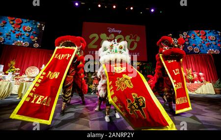 Anaheim, États-Unis. 17 Jan, 2020. Effectuer la danse du lion lors d'acteurs les célébrations du Nouvel An lunaire chinois à Disney's California Adventure à Anaheim, États-Unis, le 17 janvier 2020. Le Disney's Mickey et Minnie Mouse, a lancé la saison du Nouvel An chinois Le vendredi à Disney's California Adventure Park, à la fabuleuse dans leurs nouveaux costumes de style chinois traditionnel conçu par les plus grands créateurs de mode internationaux Guo Pei. Crédit : Li Ying/Xinhua/Alamy Live News Banque D'Images