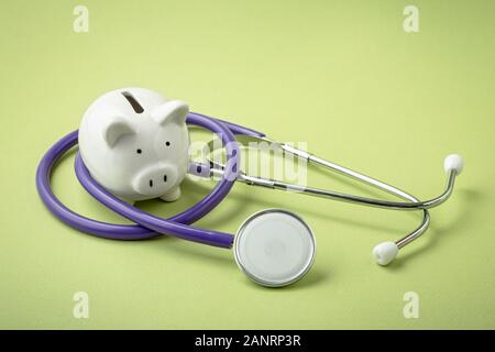 Piggy bank with stethoscope Banque D'Images