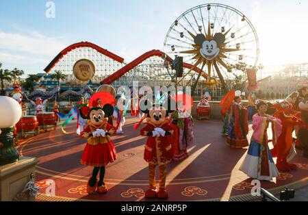 Anaheim, États-Unis. 17 Jan, 2020. Caractères de Disney accueillent les visiteurs au cours de la fête du Nouvel An lunaire chinois à Disney's California Adventure à Anaheim, États-Unis, le 17 janvier 2020. Le Disney's Mickey et Minnie Mouse, a lancé la saison du Nouvel An chinois Le vendredi à Disney's California Adventure Park, à la fabuleuse dans leurs nouveaux costumes de style chinois traditionnel conçu par les plus grands créateurs de mode internationaux Guo Pei. Crédit : Li Ying/Xinhua/Alamy Live News Banque D'Images