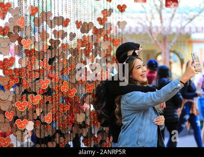 Anaheim, États-Unis. 17 Jan, 2020. Les touristes posent pour des photos en face de souhait de notes au cours de la fête du Nouvel An lunaire chinois à Disney's California Adventure à Anaheim, États-Unis, le 17 janvier 2020. Le Disney's Mickey et Minnie Mouse, a lancé la saison du Nouvel An chinois Le vendredi à Disney's California Adventure Park, à la fabuleuse dans leurs nouveaux costumes de style chinois traditionnel conçu par les plus grands créateurs de mode internationaux Guo Pei. Crédit : Li Ying/Xinhua/Alamy Live News Banque D'Images