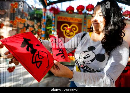 Anaheim, États-Unis. 17 Jan, 2020. Une jeune fille montre des œuvres de calligraphie chinoise au cours de la fête du Nouvel An lunaire chinois à Disney's California Adventure à Anaheim, États-Unis, le 17 janvier 2020. Le Disney's Mickey et Minnie Mouse, a lancé la saison du Nouvel An chinois Le vendredi à Disney's California Adventure Park, à la fabuleuse dans leurs nouveaux costumes de style chinois traditionnel conçu par les plus grands créateurs de mode internationaux Guo Pei. Crédit : Li Ying/Xinhua/Alamy Live News Banque D'Images