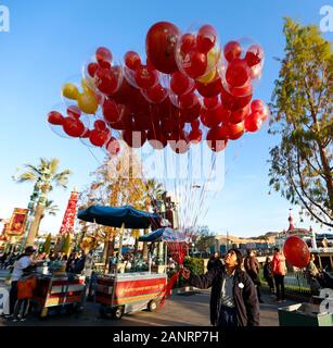 Anaheim, États-Unis. 17 Jan, 2020. Un vendeur vend des ballons rouges pendant la fête du Nouvel An lunaire chinois à Disney's California Adventure à Anaheim, États-Unis, le 17 janvier 2020. Le Disney's Mickey et Minnie Mouse, a lancé la saison du Nouvel An chinois Le vendredi à Disney's California Adventure Park, à la fabuleuse dans leurs nouveaux costumes de style chinois traditionnel conçu par les plus grands créateurs de mode internationaux Guo Pei. Crédit : Li Ying/Xinhua/Alamy Live News Banque D'Images