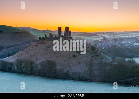 Château de Corfe, Dorset, UK. 19 janvier 2020. Météo britannique. Frosty de commencer la journée à Corfe Castle dans le Dorset sur une claire frosty matin peu avant le lever du soleil. Crédit photo : Graham Hunt/Alamy Live News Banque D'Images