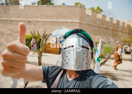 Photo de selfies Viking mâle en cosplay Knight's casque avec armor festival croisés Banque D'Images