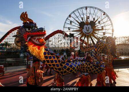 Anaheim, États-Unis. 17 Jan, 2020. Au cours de danse du dragon acteurs effectuer les célébrations du Nouvel An lunaire chinois à Disney's California Adventure à Anaheim, États-Unis, le 17 janvier 2020. Le Disney's Mickey et Minnie Mouse, a lancé la saison du Nouvel An chinois Le vendredi à Disney's California Adventure Park, à la fabuleuse dans leurs nouveaux costumes de style chinois traditionnel conçu par les plus grands créateurs de mode internationaux Guo Pei. Crédit : Li Ying/Xinhua/Alamy Live News Banque D'Images