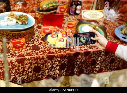 Anaheim, États-Unis. 17 Jan, 2020. Les aliments sont affichées au cours de la célébration du Nouvel An lunaire chinois à Disney's California Adventure à Anaheim, États-Unis, le 17 janvier 2020. Le Disney's Mickey et Minnie Mouse, a lancé la saison du Nouvel An chinois Le vendredi à Disney's California Adventure Park, à la fabuleuse dans leurs nouveaux costumes de style chinois traditionnel conçu par les plus grands créateurs de mode internationaux Guo Pei. Crédit : Li Ying/Xinhua/Alamy Live News Banque D'Images