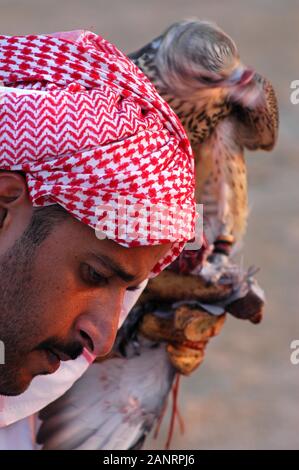 Avec ses bédouins pèlerin dans le désert autour de Al Wakrah (Qatar). Banque D'Images