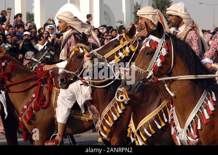 Doha, Qatar- Fête nationale, défilé de chevaux sur la Corniche. Banque D'Images