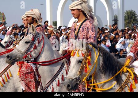 Doha, Qatar- Fête nationale, défilé de chevaux sur la Corniche. Banque D'Images