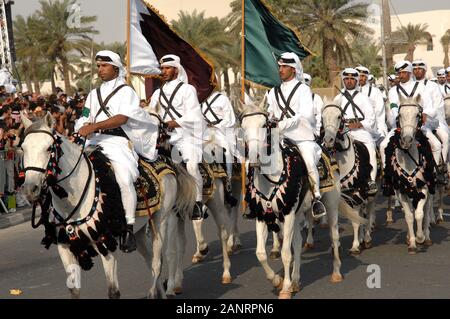 Doha, Qatar- Fête nationale, défilé de chevaux sur la Corniche. Banque D'Images