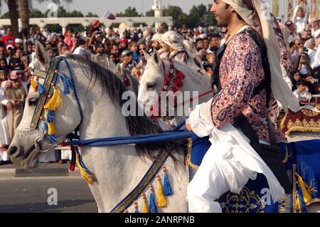 Doha, Qatar- Fête nationale, défilé de chevaux sur la Corniche. Banque D'Images