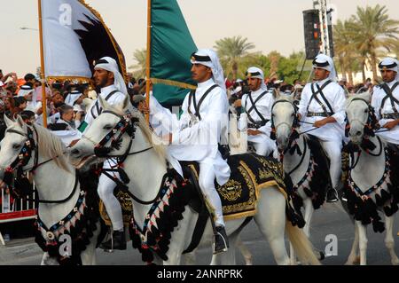 Doha, Qatar- Fête nationale, défilé de chevaux sur la Corniche. Banque D'Images