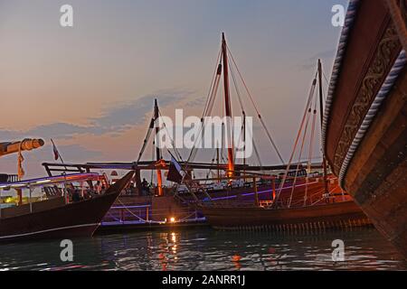 Vue sur le dhow au coucher du soleil, Katara dhaw traditionnel festival, Doha, Qatar. Banque D'Images