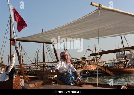 Homme assis sur un Dhow, Katara dhaw traditionnel festival, Doha, Qatar. Banque D'Images