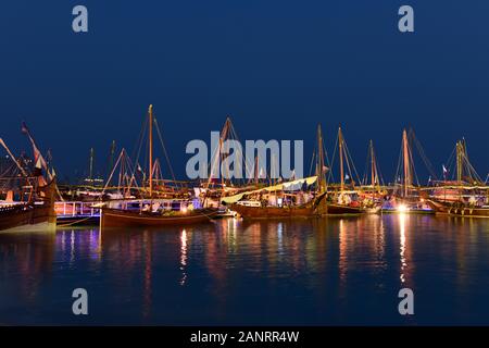 Vue générale de boutres de nuit, Katara dhaw traditionnel festival, Doha, Qatar. Banque D'Images