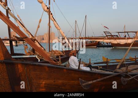 Les hommes assis sur le Dhow, Katara dhaw traditionnel festival, Doha, Qatar. Banque D'Images