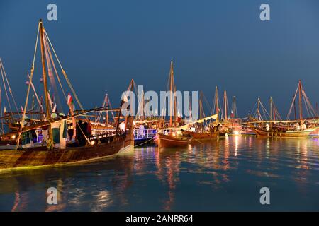 Vue générale de boutres de nuit, Katara dhaw traditionnel festival, Doha, Qatar. Banque D'Images