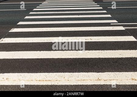 Passage à niveau du chemin pour piétons, marquage blanc sur une route asphaltée. Banque D'Images