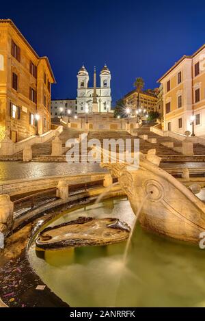 Les célèbres Marches espagnoles avec une fontaine à Rome la nuit Banque D'Images