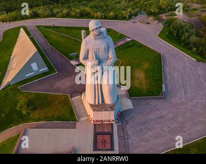 Mourmansk, Russie - 1 juillet 2019 : panorama vue aérienne de monument de la ville de défenseurs de l'Arctique soviétique Aliocha Banque D'Images