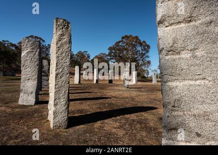 Célèbre monument des pierres permanentes sur les hauteurs de Glen Innes. Banque D'Images